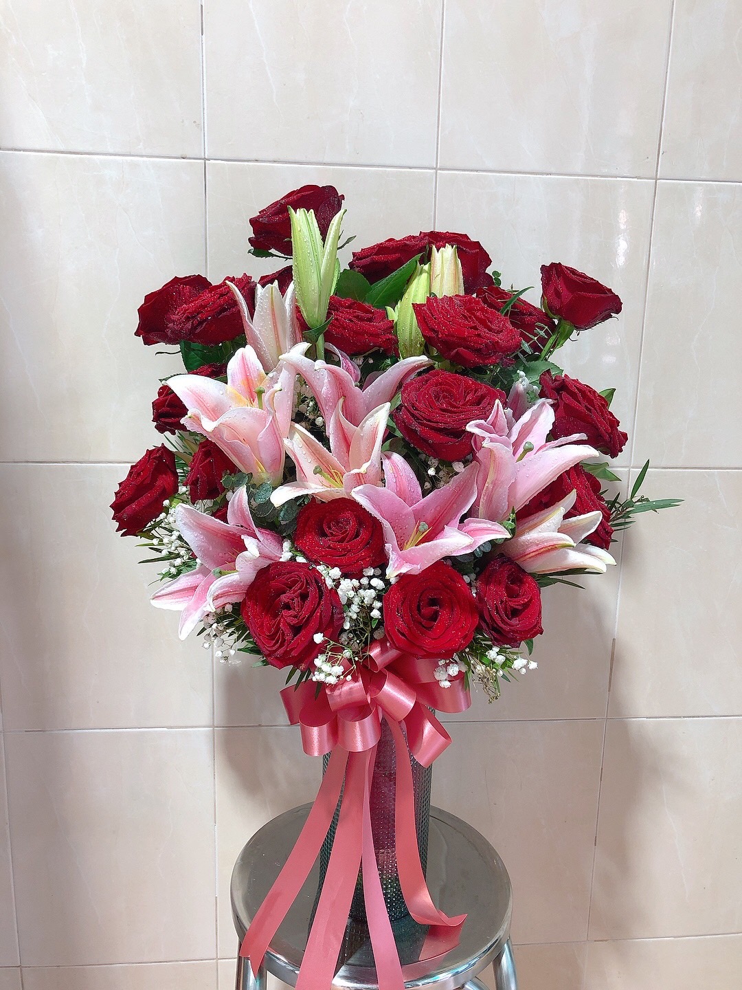 Elegant Bouquet of Roses and Lilies