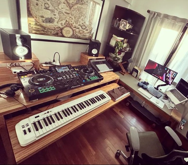 Mesa de grabación enchapada en madera paraíso.