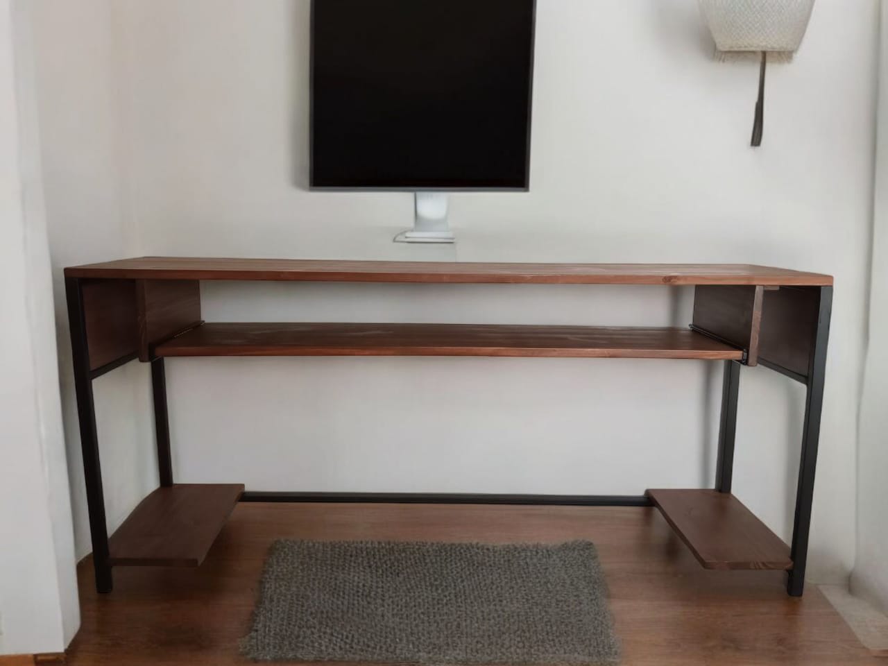 Escritorio Home Studio línea Industrial personalizado. Pino.