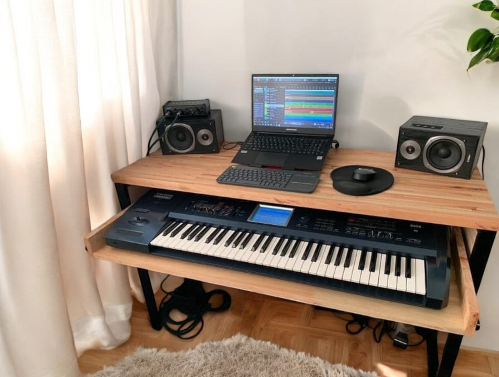 Escritorio Home Studio línea Industrial. Eucalipto alistonado de 3cm.