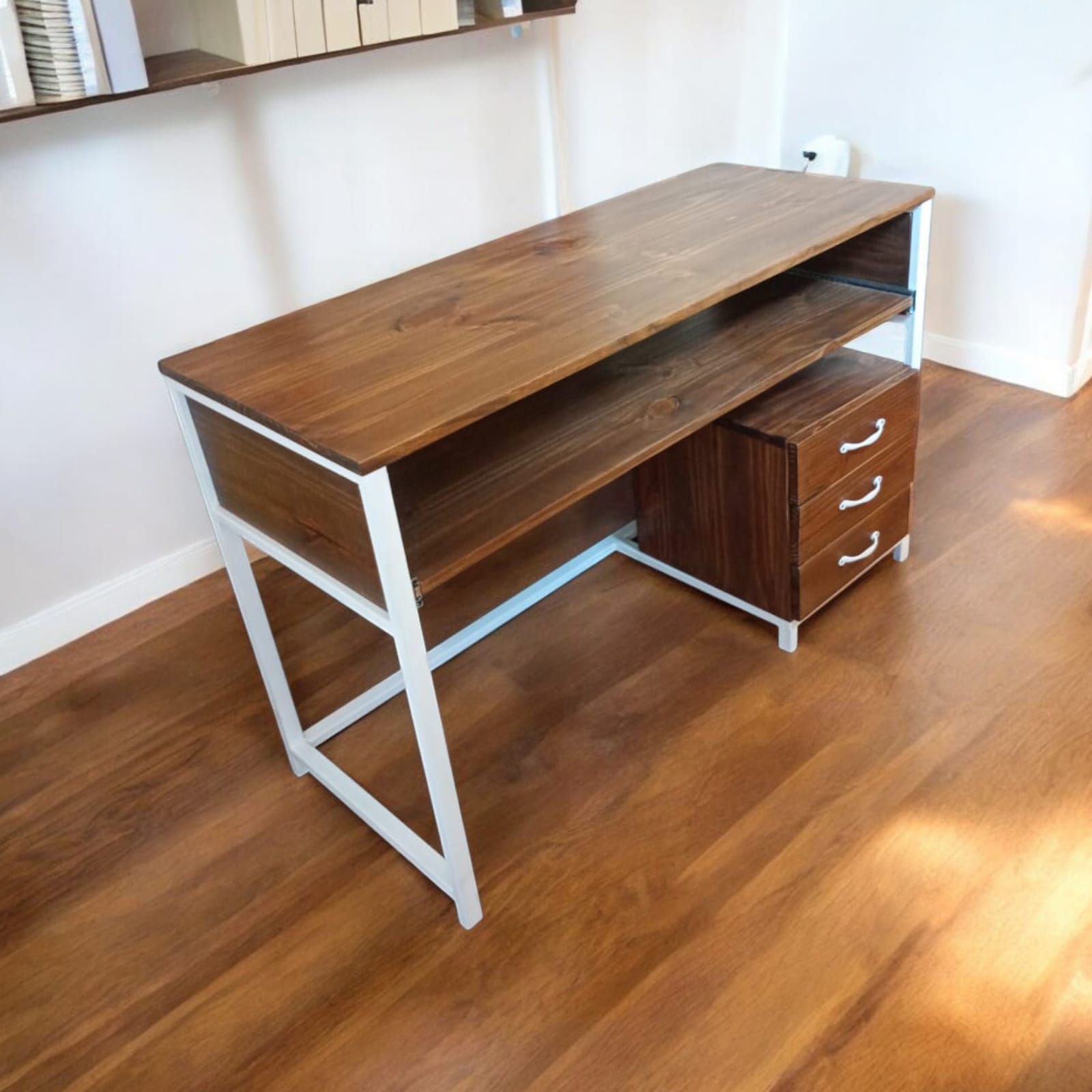 Escritorio Home Studio línea Industrial personalizado. Pino.