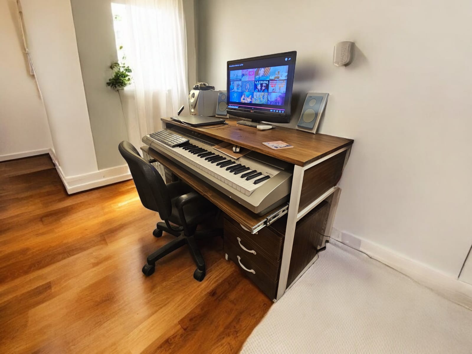 Escritorio Home Studio línea Industrial personalizado. Pino.