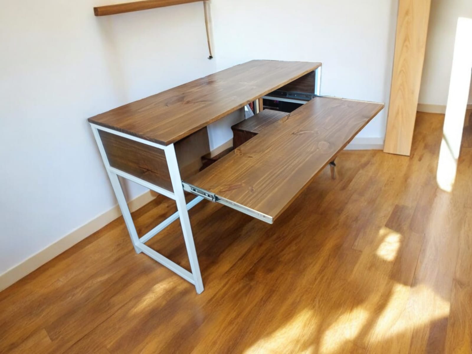 Escritorio Home Studio línea Industrial personalizado. Pino.