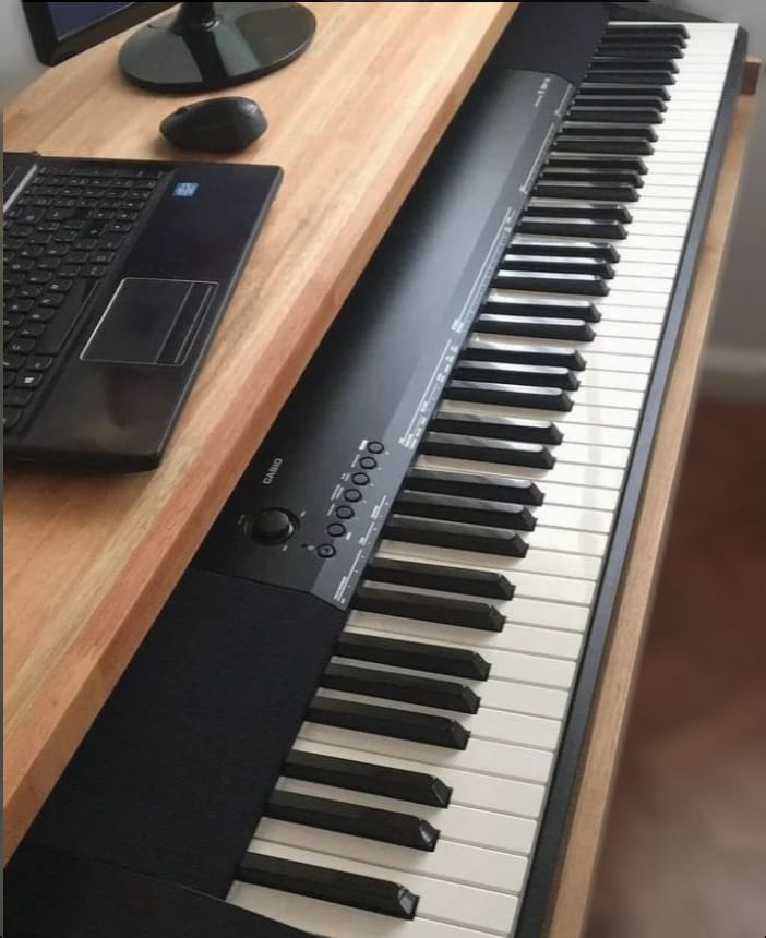 Escritorio Home Studio línea Industrial. Eucalipto alistonado de 3cm.