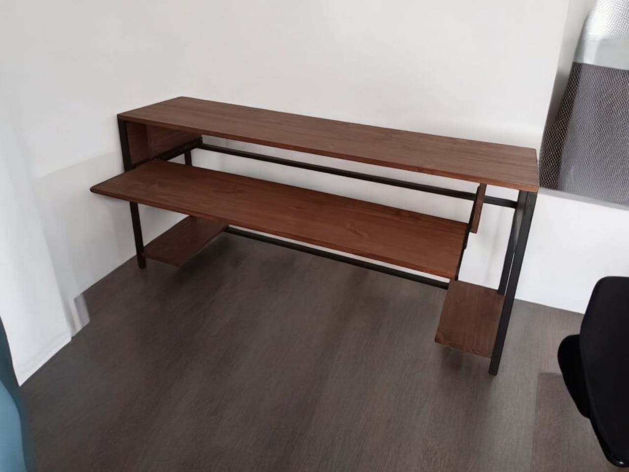 Escritorio Home Studio línea Industrial personalizado. Pino.