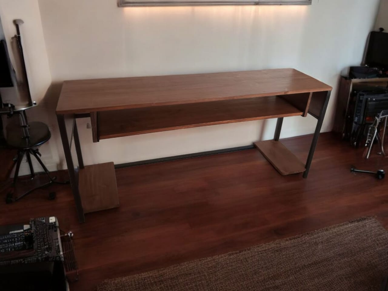 Escritorio Home Studio línea Industrial personalizado. Pino.