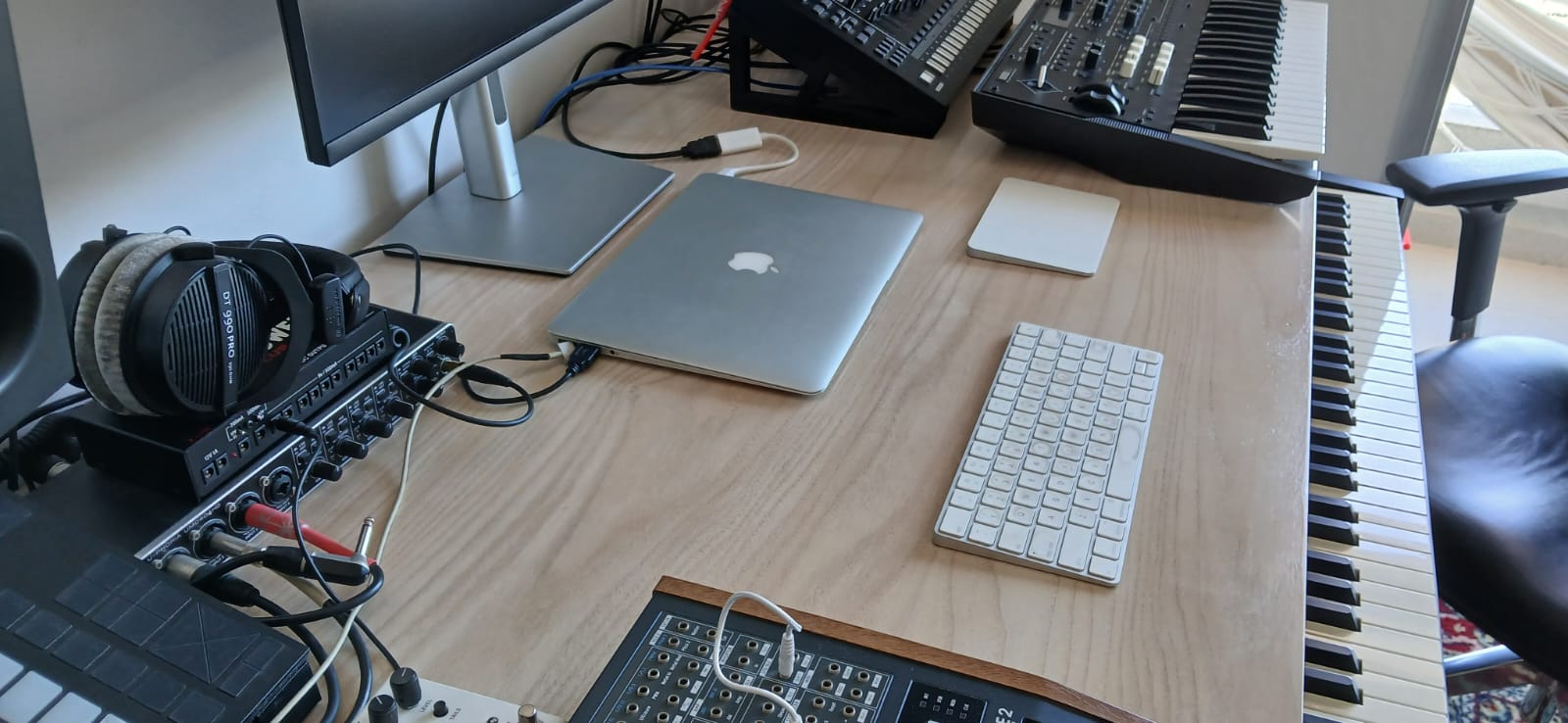 Mesa de grabación enchapada en madera paraíso. 
