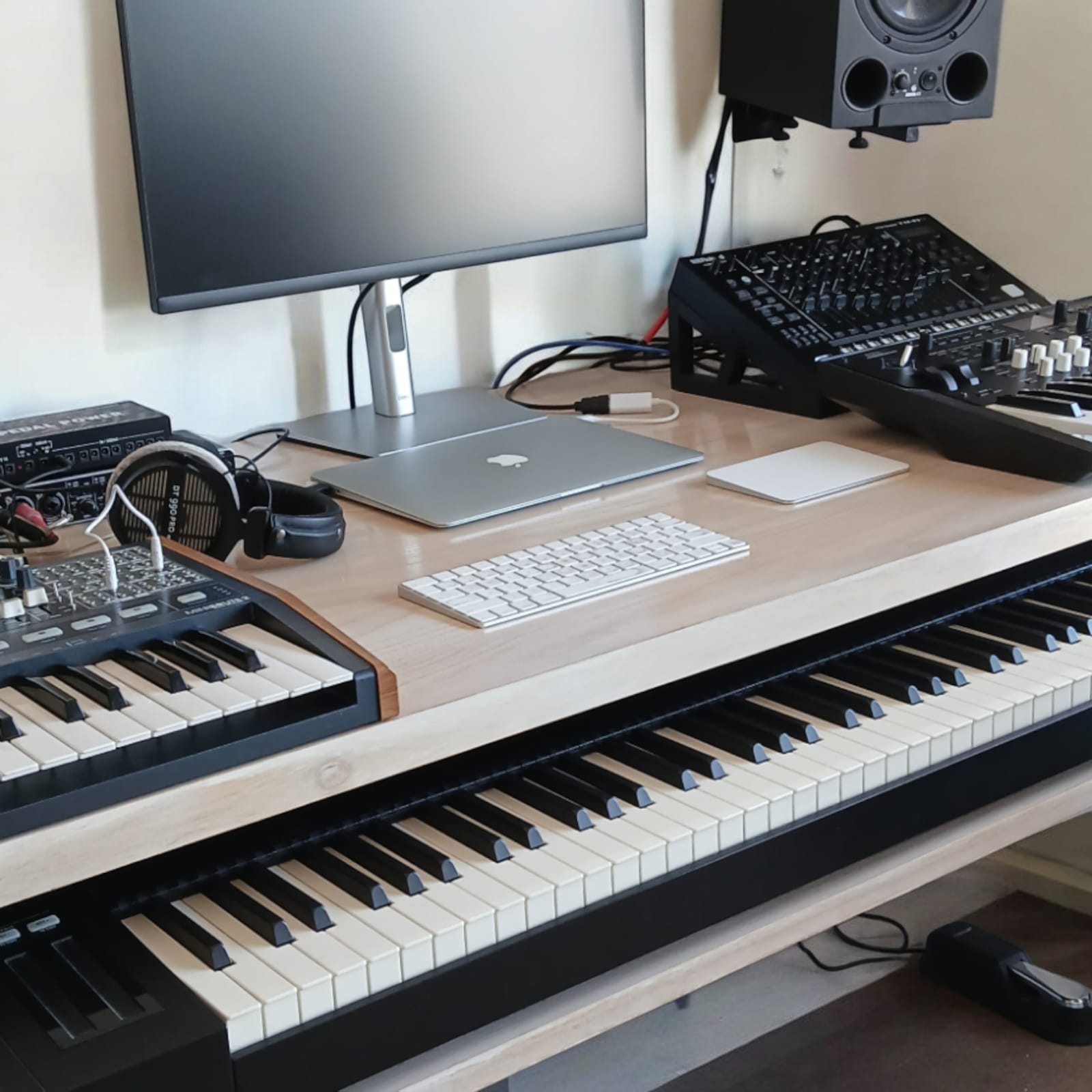 Mesa de grabación enchapada en madera paraíso. 