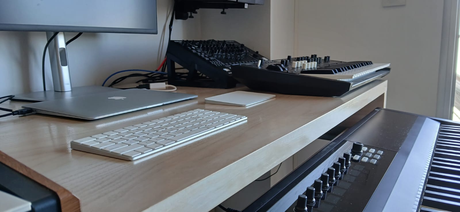 Mesa de grabación enchapada en madera paraíso. 