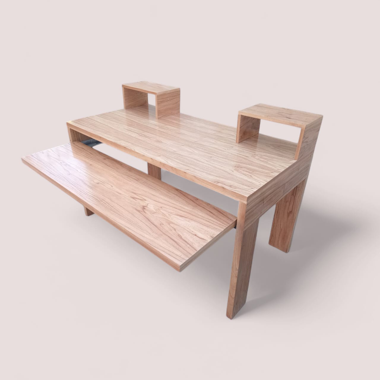 Mesa de grabación enchapada en madera paraíso.