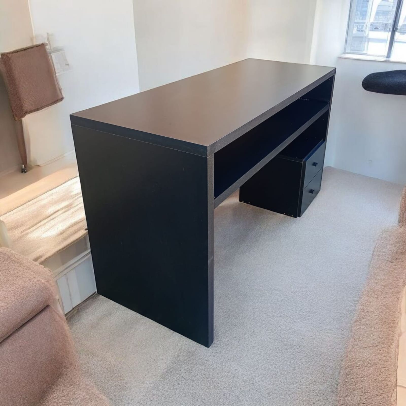 Escritorio Home Studio en melamina de 36mm c/cajonera.