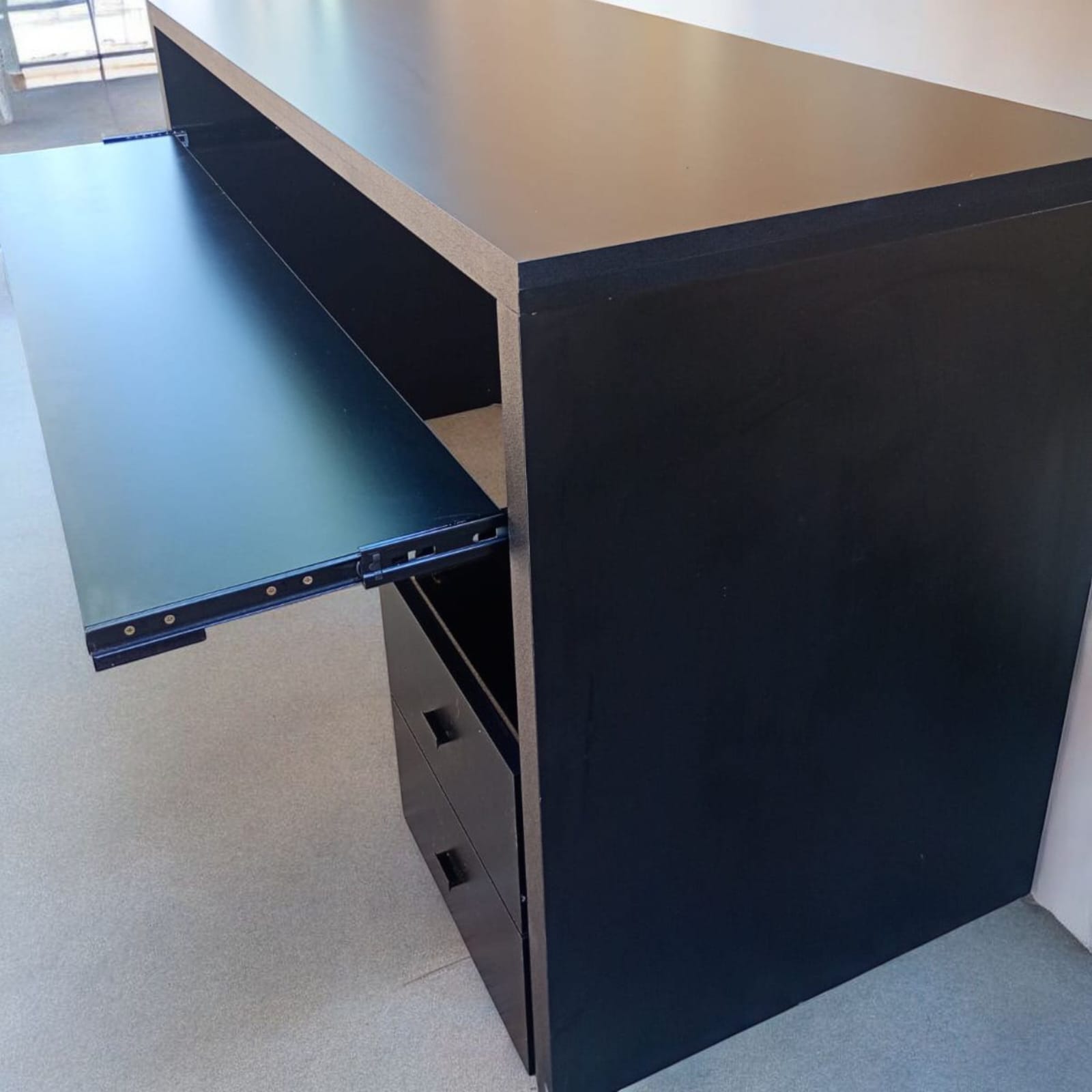 Escritorio Home Studio en melamina de 36mm c/cajonera.