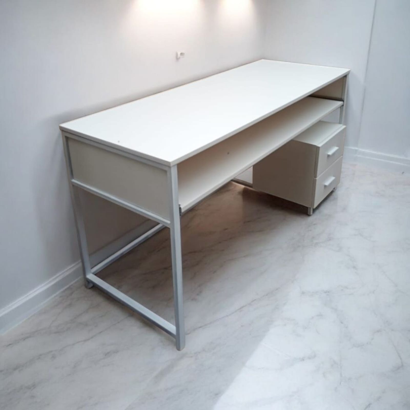 Escritorio Home Studio línea Industrial personalizado. MDF laqueado.