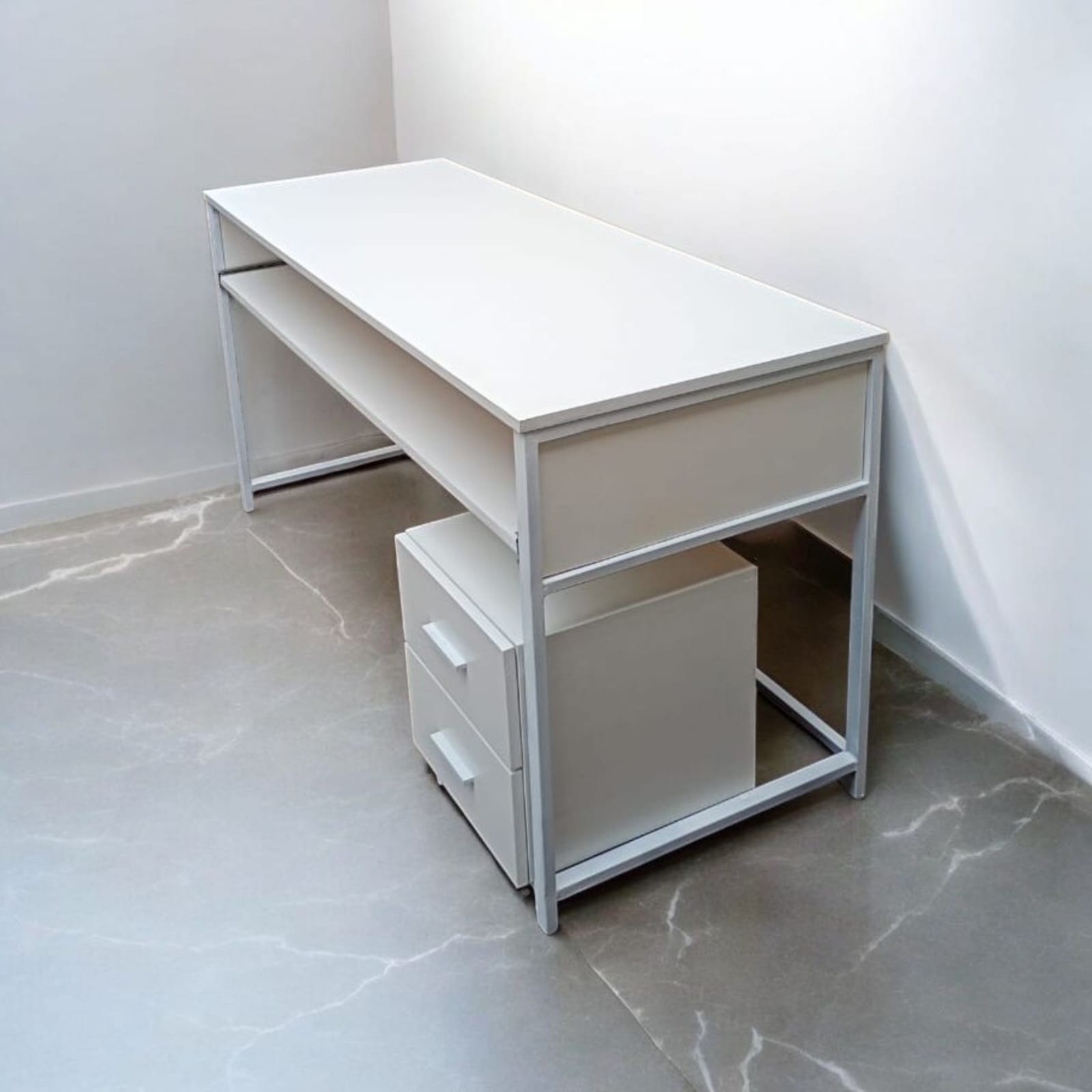 Escritorio Home Studio línea Industrial personalizado. MDF laqueado.