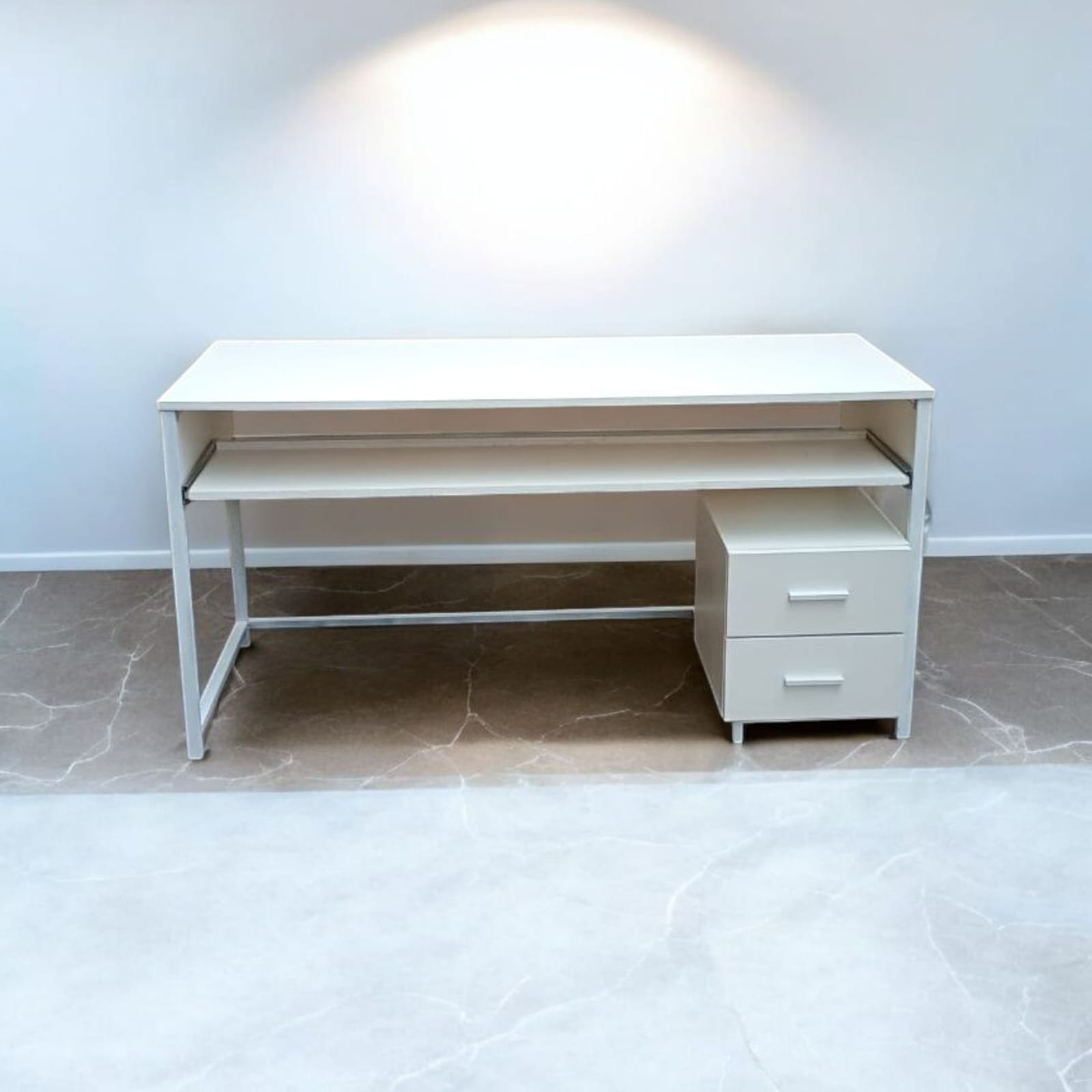 Escritorio Home Studio línea Industrial personalizado. MDF laqueado.