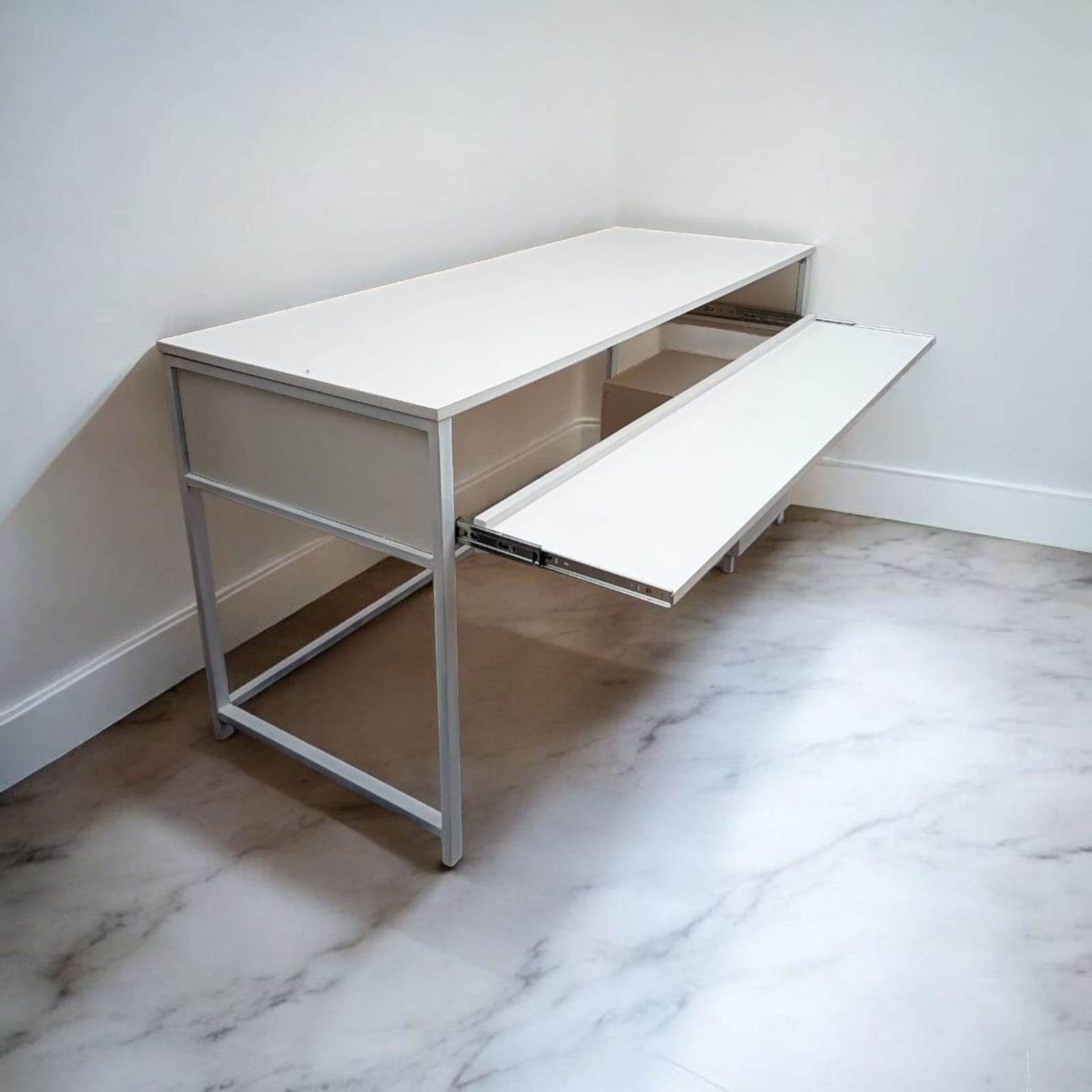 Escritorio Home Studio línea Industrial personalizado. MDF laqueado.