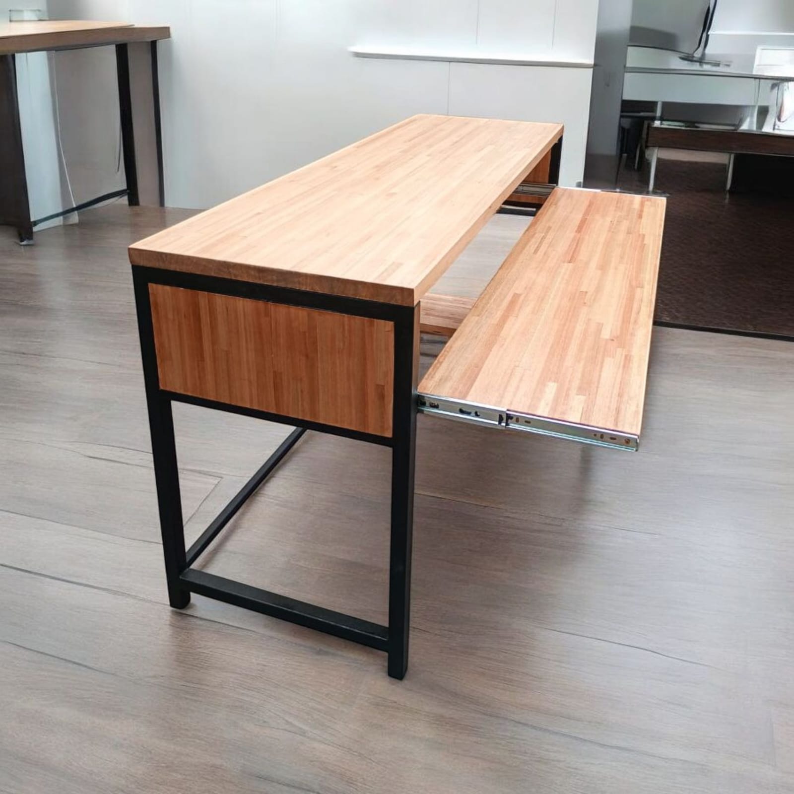 Escritorio Home Studio línea Industrial. Eucalipto alistonado de 3cm. 