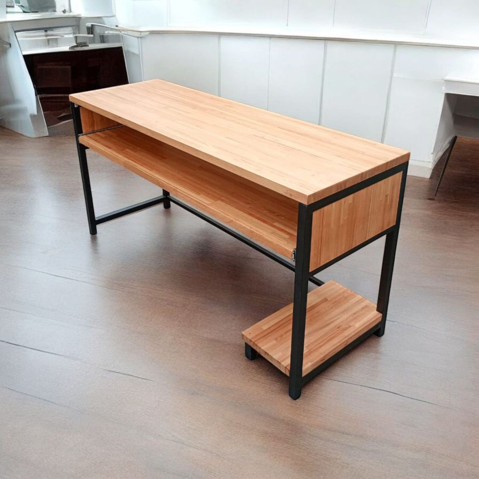 Escritorio Home Studio línea Industrial. Eucalipto alistonado de 3cm. 