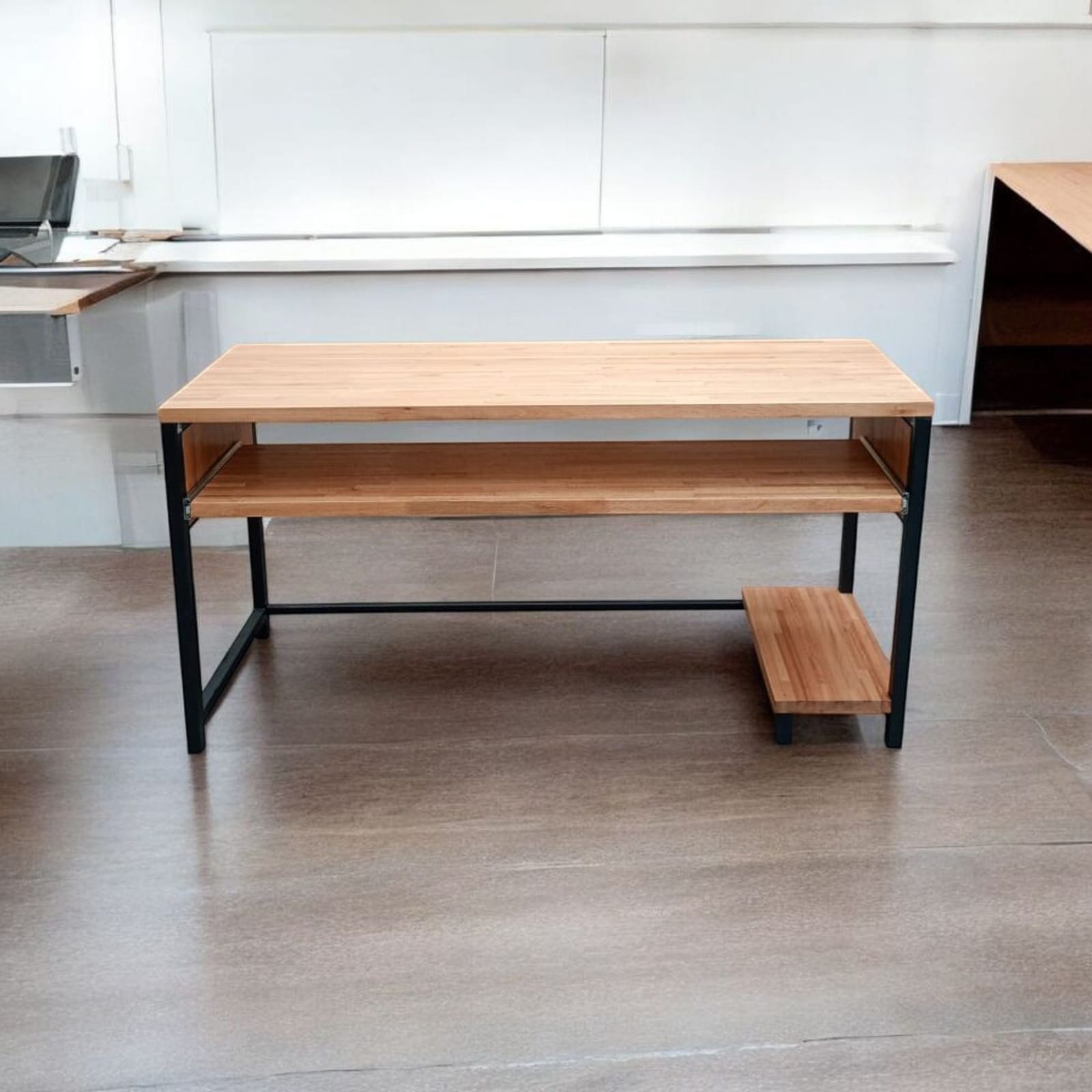 Escritorio Home Studio línea Industrial. Eucalipto alistonado de 3cm. 