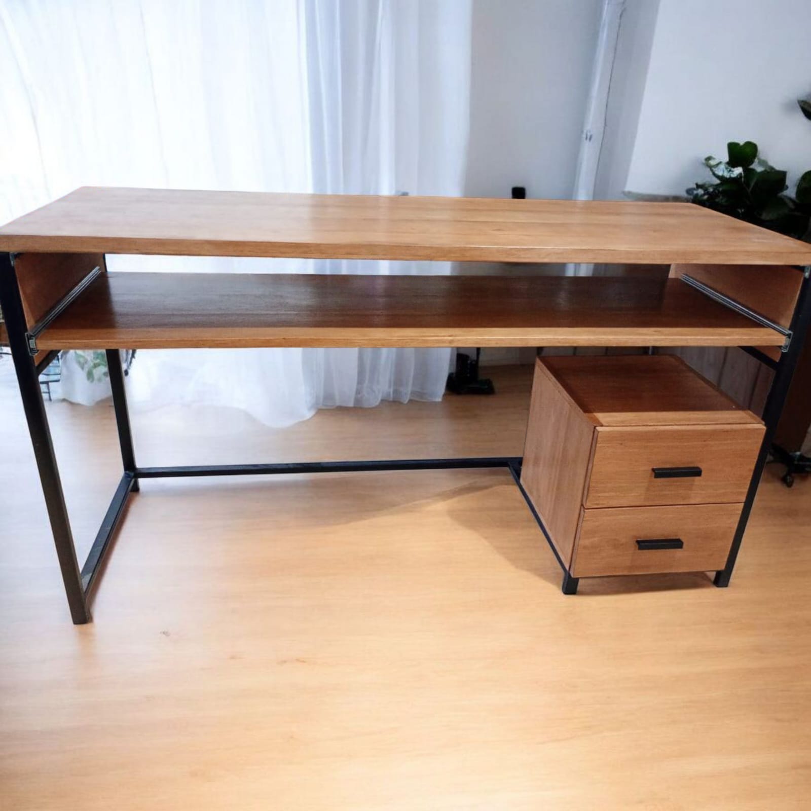 Escritorio Home Studio línea Industrial personalizado. Eucalipto.