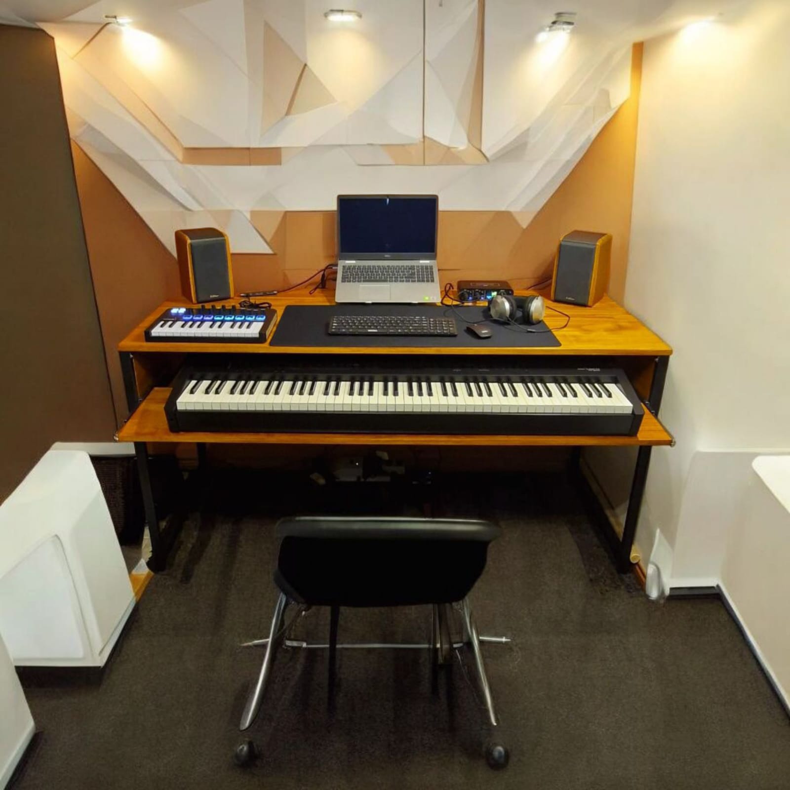 Escritorio Home Studio línea Industrial Basic. Pino.