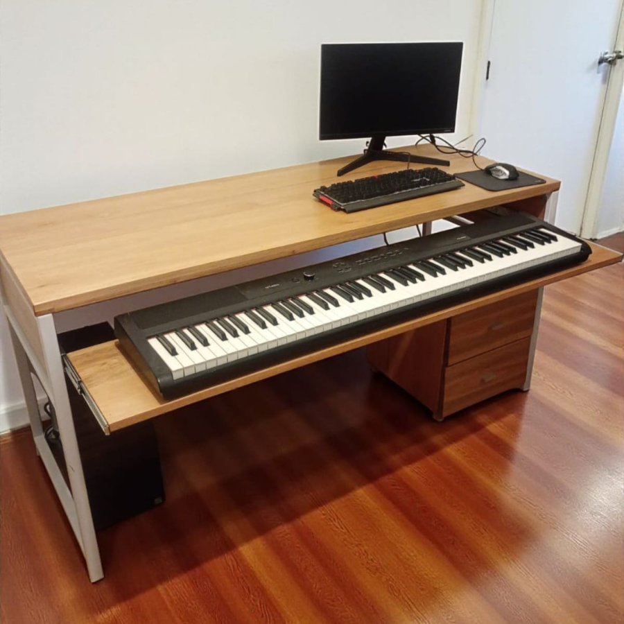 Escritorio Home Studio línea Industrial personalizado. Eucalipto.