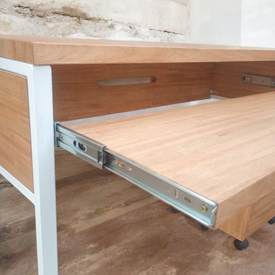 Escritorio Home Studio línea Industrial. Eucalipto alistonado de 3cm.