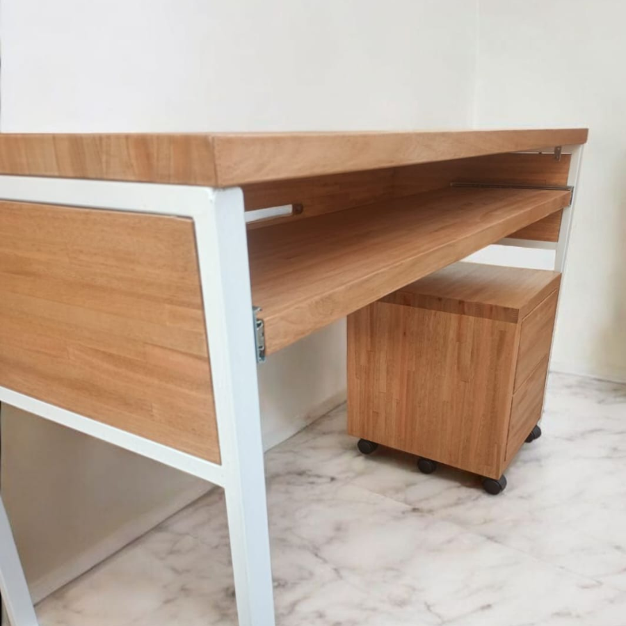 Escritorio Home Studio línea Industrial. Eucalipto alistonado de 3cm.