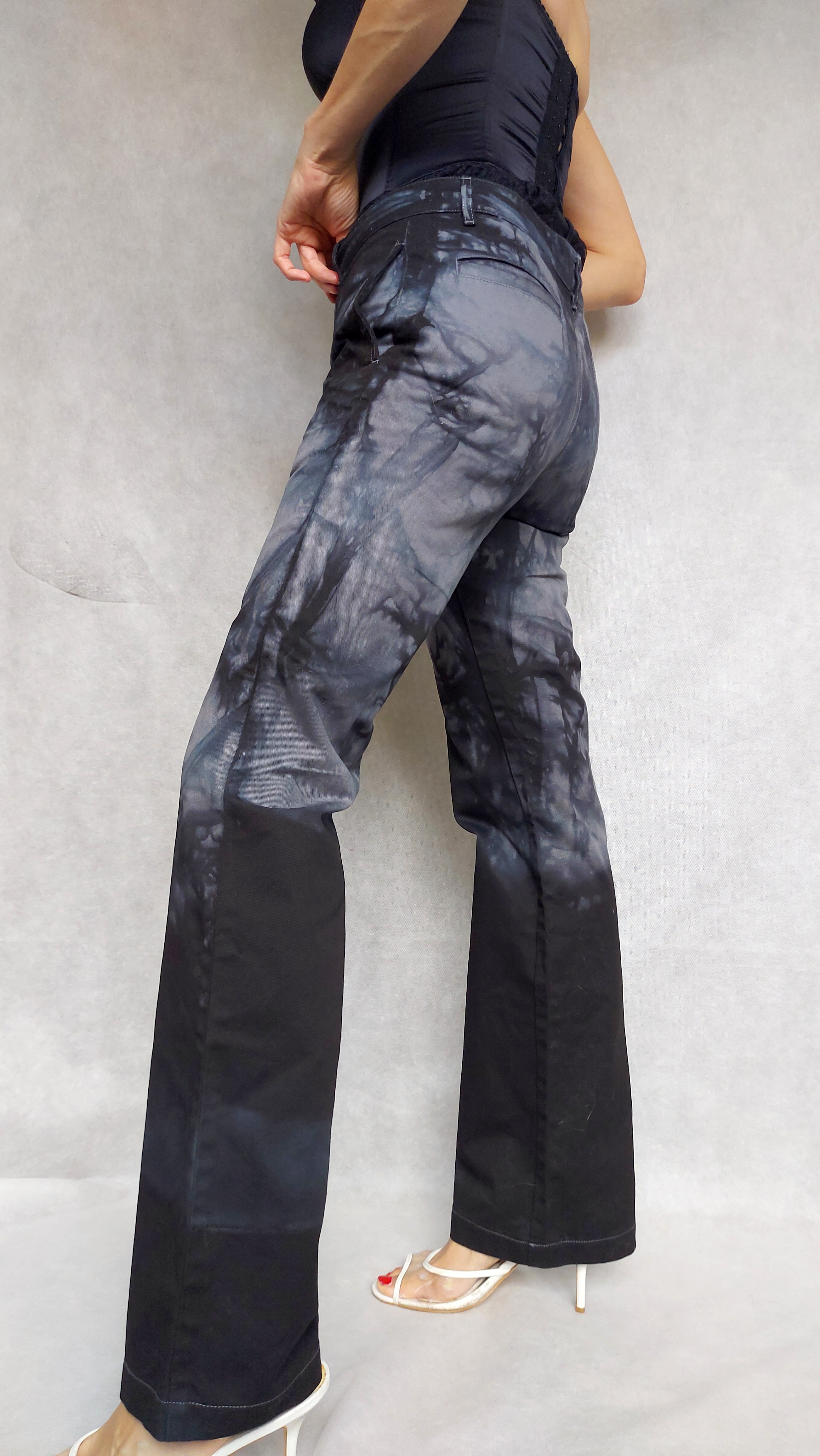 Dažyti pilki ir juodi Dickies džinsai
