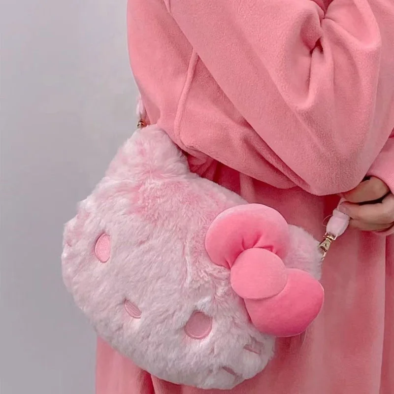 Bolso de Felpa Hello Kitty. Comodidad y Encanto