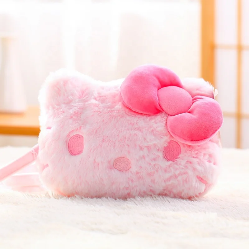 Bolso de Felpa Hello Kitty. Comodidad y Encanto