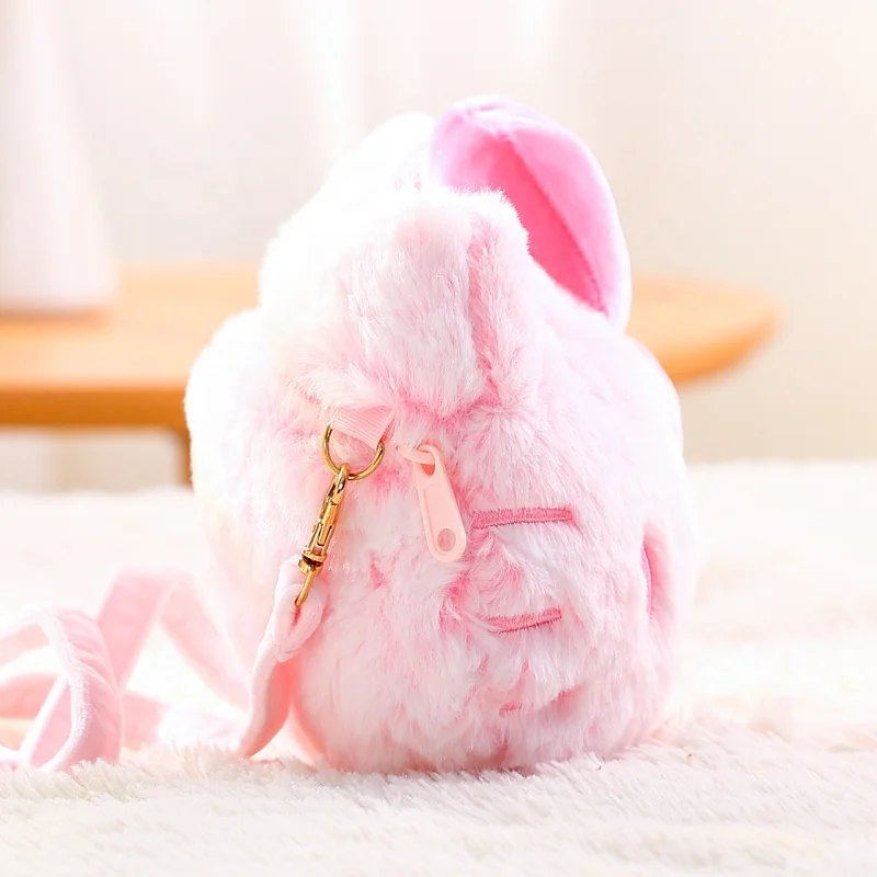 Bolso de Felpa Hello Kitty. Comodidad y Encanto