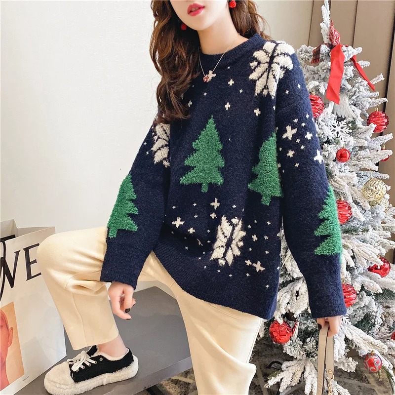 Suéter navideño con estampado de arboles y copos de nieve
