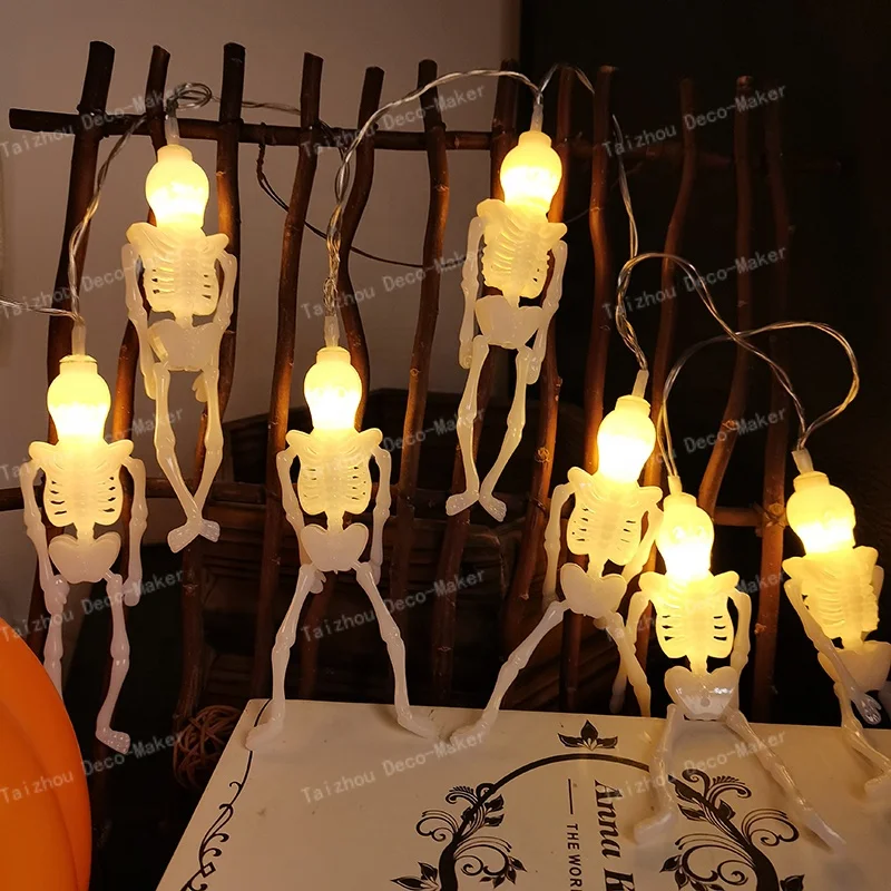 Guirnalda de luces con esqueletos