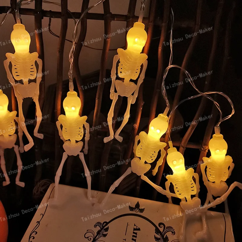 Guirnalda de luces con esqueletos