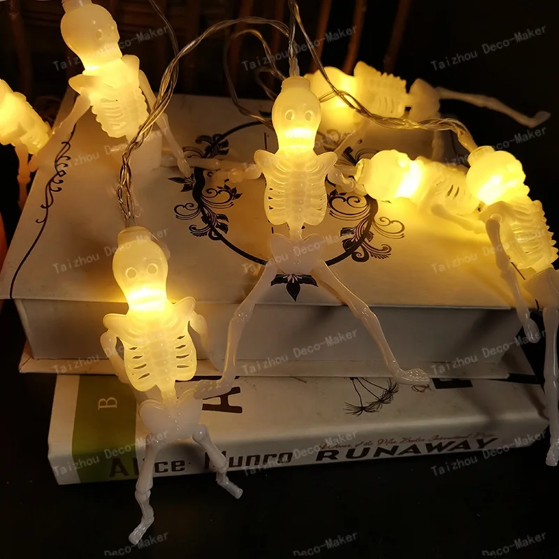 Guirnalda de luces con esqueletos