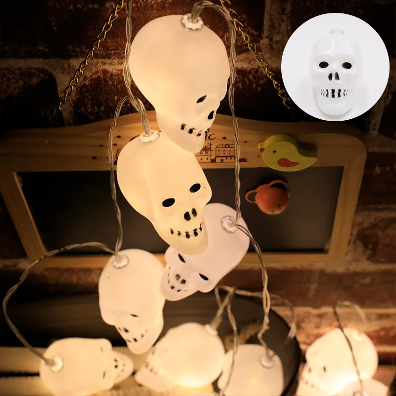 Guirnalda de calaveras y calabazas luminosas