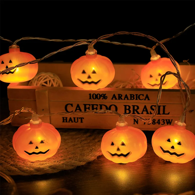 Guirnalda de calaveras y calabazas luminosas