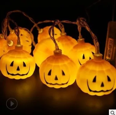 Guirnalda de calaveras y calabazas luminosas