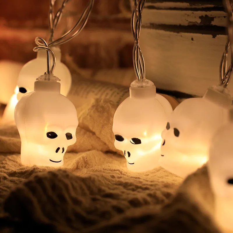 Guirnalda de calaveras y calabazas luminosas