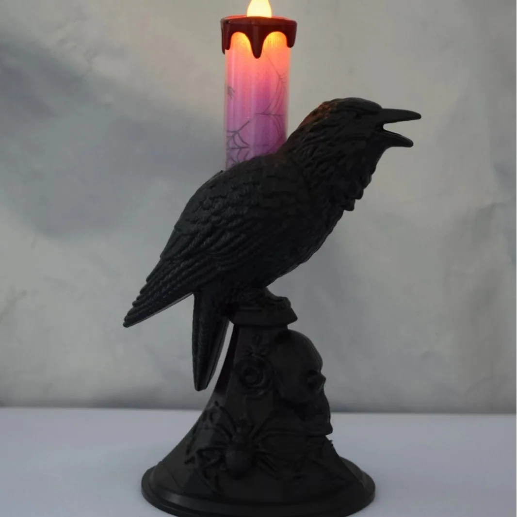 Candelabros de cuervo con velas decorativas