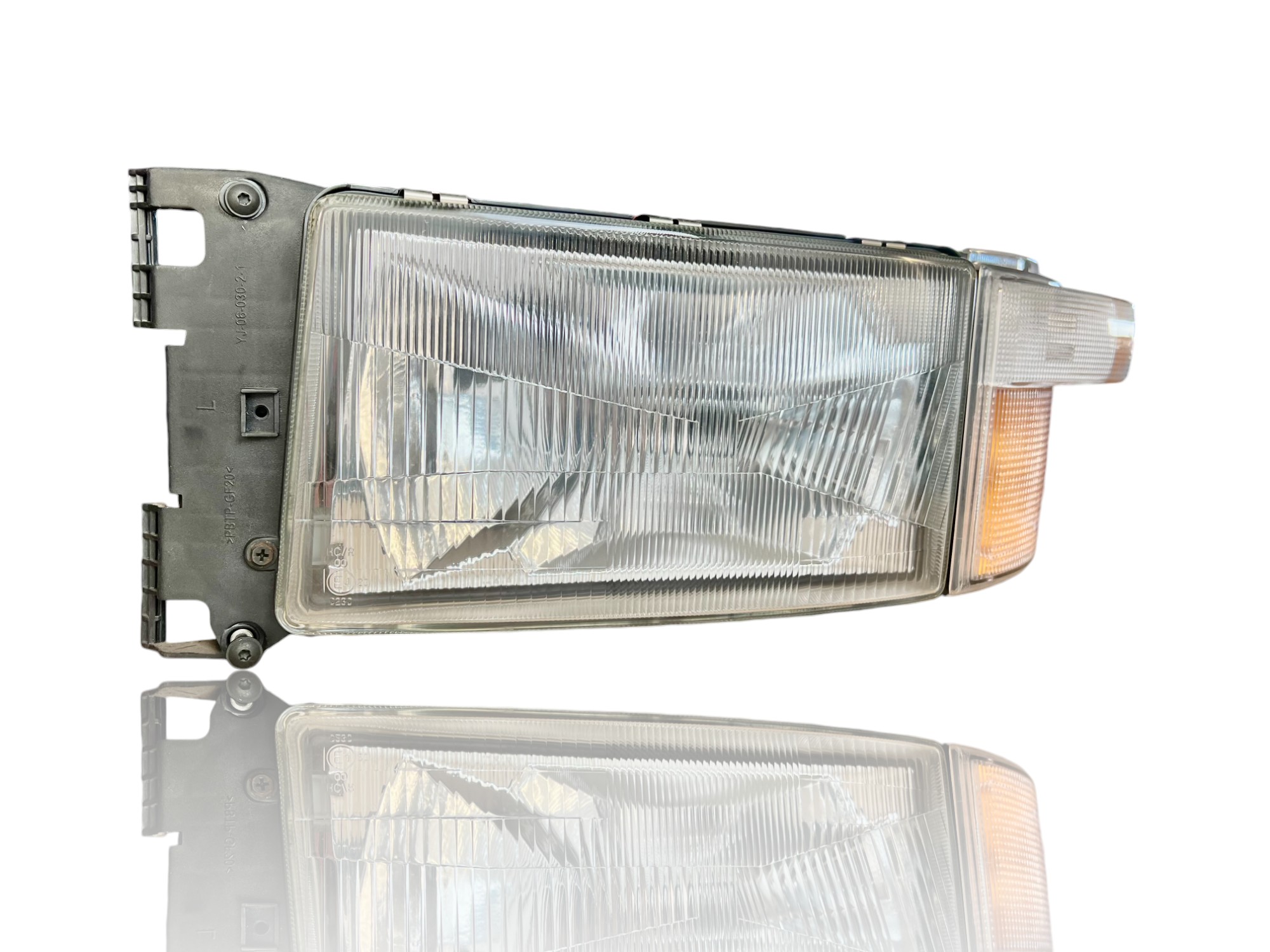 Priekinis žibintas SCANIA 4CR OE 1446587 / 1467000
