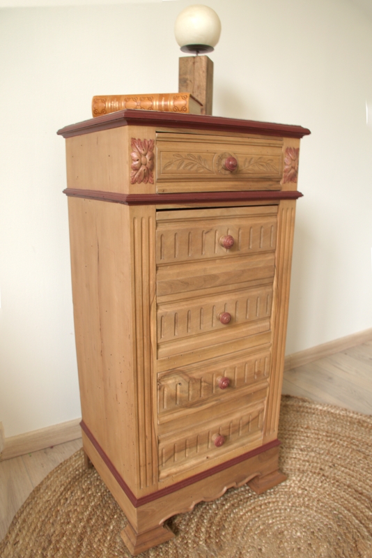 MARIE-ANTOINETTE, table de chevet en noyer
