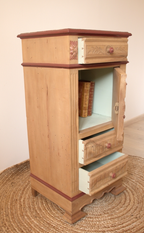 MARIE-ANTOINETTE, table de chevet en noyer
