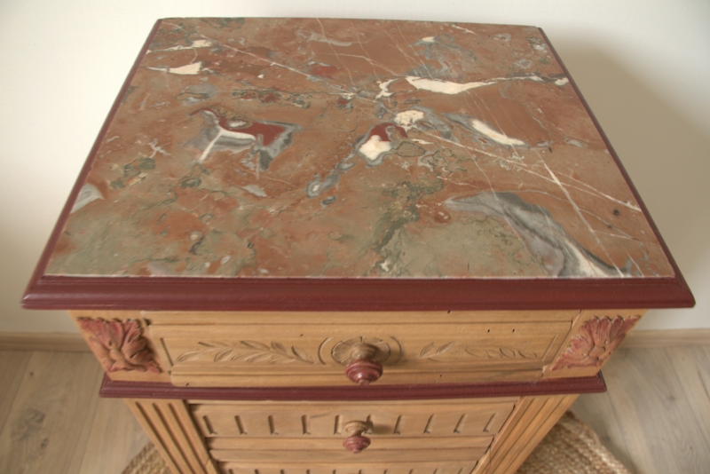 MARIE-ANTOINETTE, table de chevet en noyer