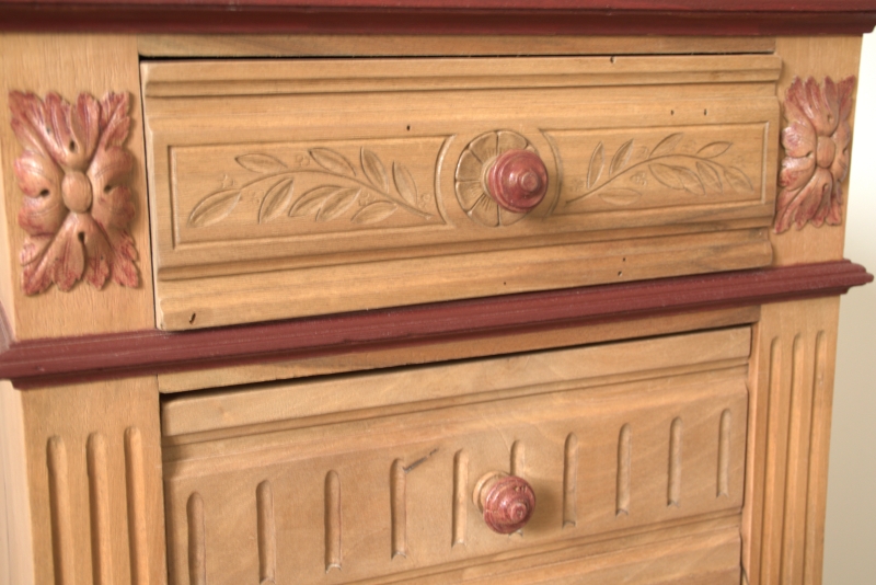 MARIE-ANTOINETTE, table de chevet en noyer