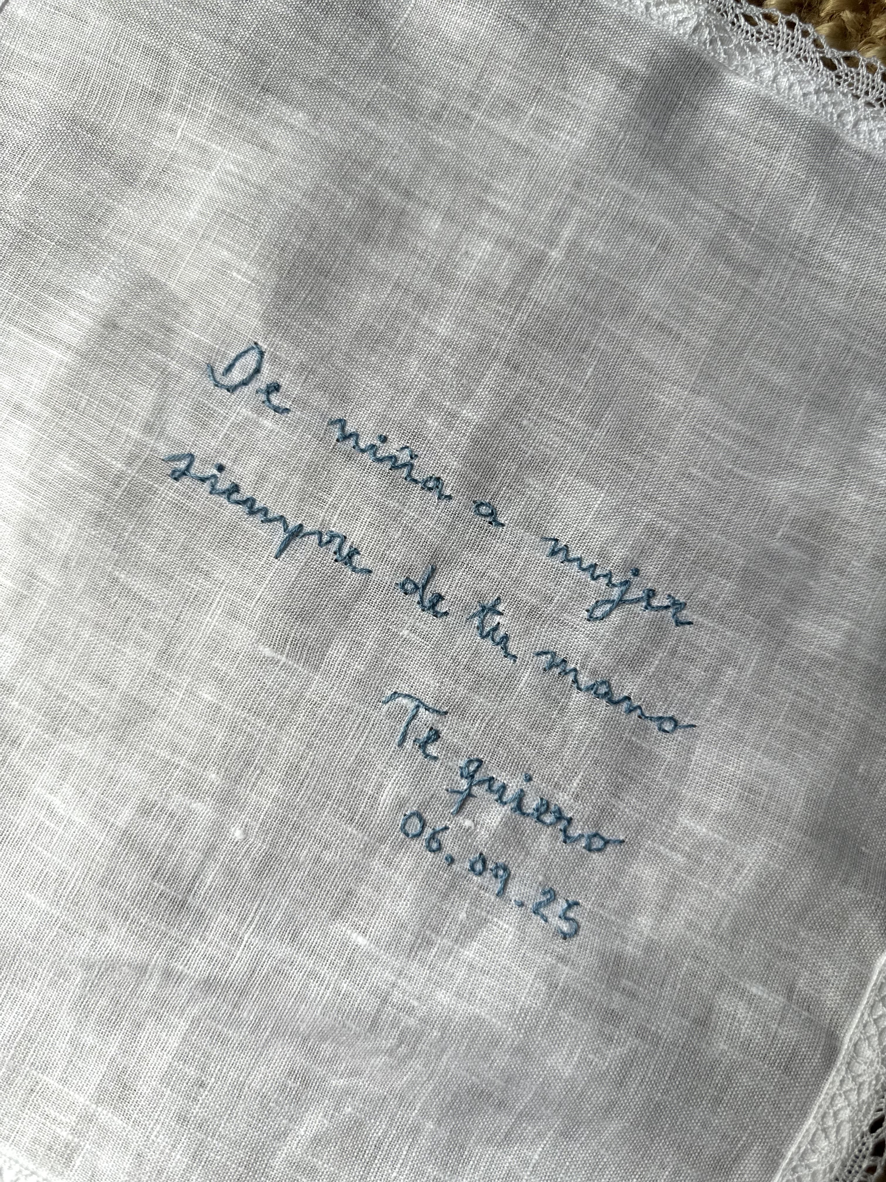 Pañuelo bordado a mano
