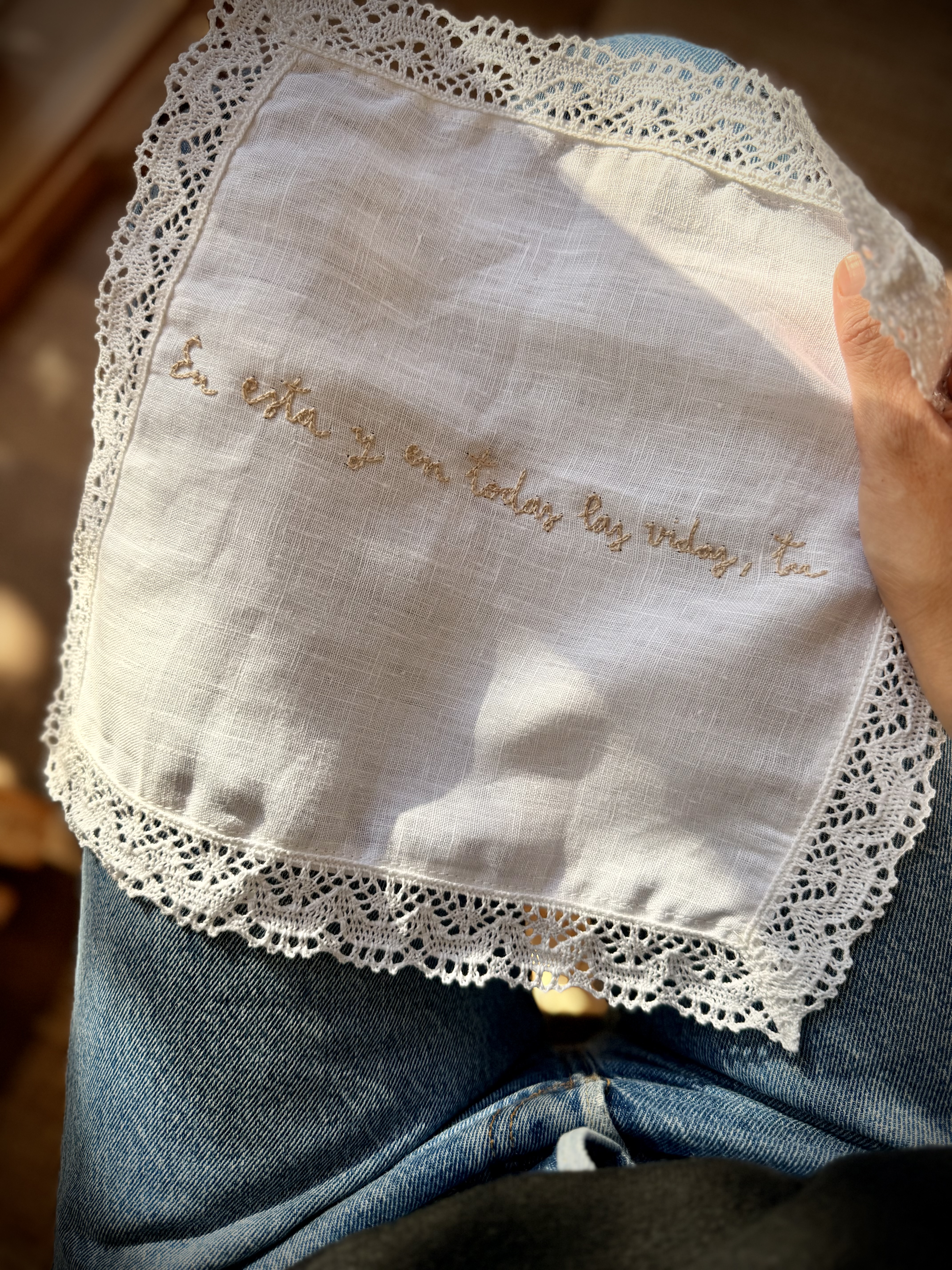 Pañuelo bordado a mano