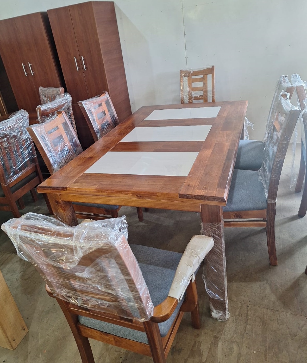 Comedor 4 sillas y 2 sitiales