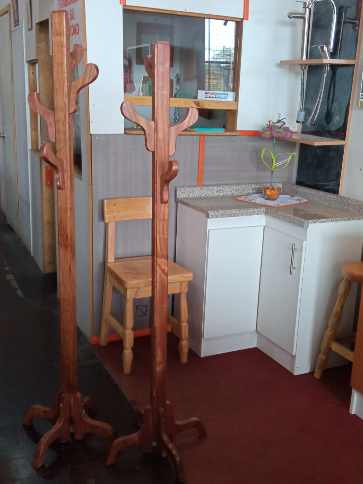 Percheros con madera teñida